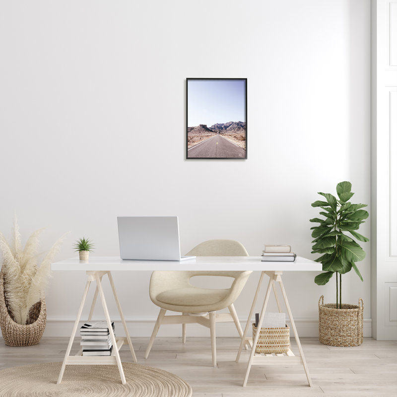 «Empty Desert Road Sun», asphalte blanchie, photographie encadrée noire, art texturé par Nathan Larson