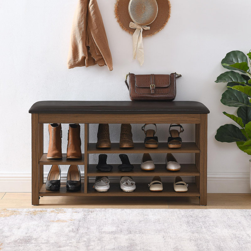 Un long banc à langer réglable en hauteur en bois d'hévéa naturel est livré avec un siège confortable, un espace de rangement dissimulé et de grands compartiments de rangement. Comprend un grain de bois naturel. Brun
