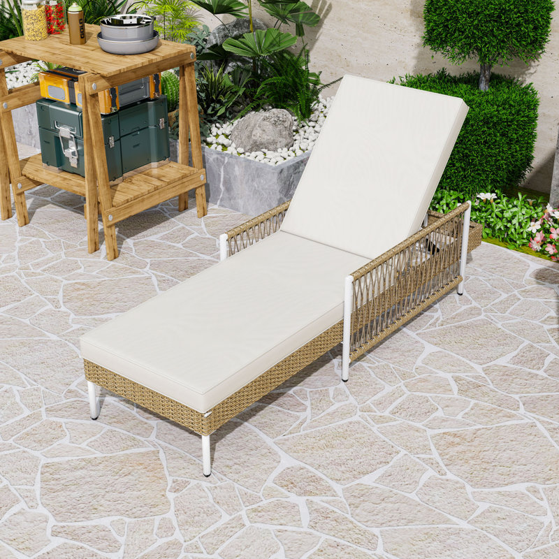 Chaise longue en rotin toutes saisons avec dossier réglable à 6 positions, coussins et structure en métal, Beige