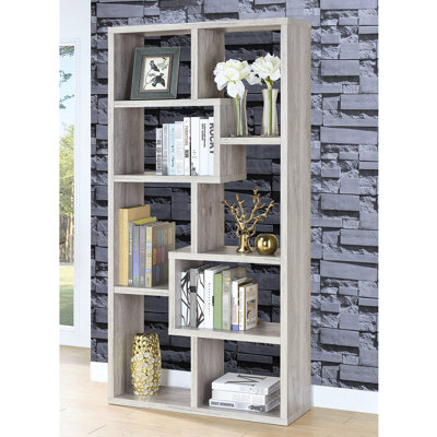 Bibliothèque géométrique avec finition en bois de grève gris, sept tablettes asymétriques pour un rangement pratique, profil vertical élégant