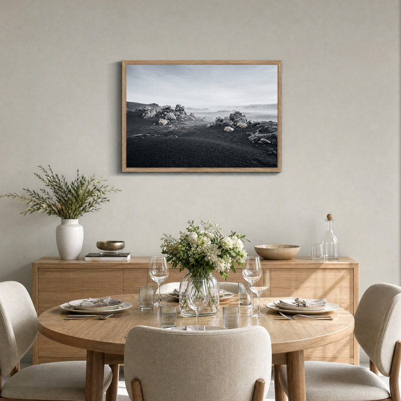 Toile murale représentant un paysage rocheux brumeux avec des accents dorés, 32"H x 48"W
