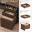 Bureau assis-debout de direction de luxe en forme de L avec caisson de rangement, réglable en hauteur électrique, avec prises électriques, ports USB, étagères de rangement et tiroir verrouillable, finition noyer/noir.-1942729466-1942729467