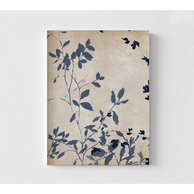 «Indigo Leaves Touch II» par Isabelle Z, décor de chalet rustique, petit auberge de jeunesse, art mural de réception d'hôtel, décor de tuyau bleu marine, art bleu foncé