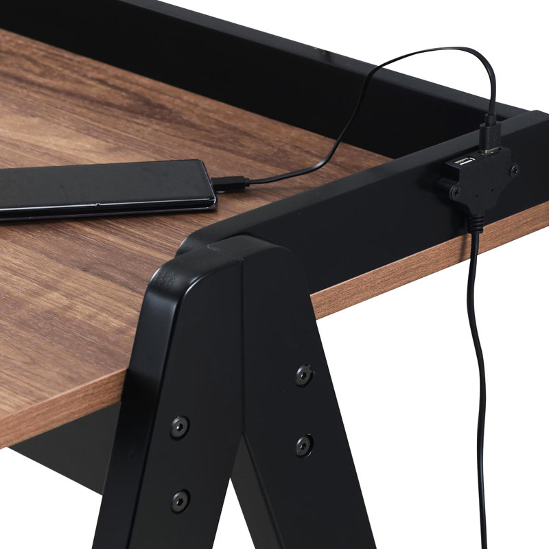 Bureau moderne en noyer et noir avec ports de charge industriels pour une installation efficace