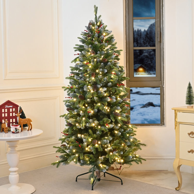 Arbre de Noël givré pré-éclairé avec baies rouges et pommes de pin, 7' H