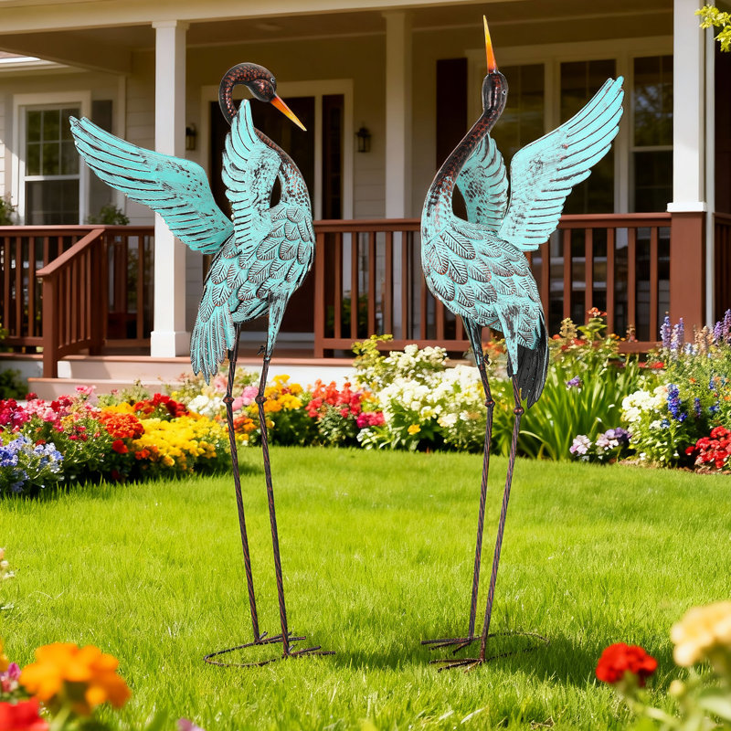 Statue de jardin héron bleu en métal fabriquée à la main 47,5 po avec piquets au sol, vert patiné patiné (ensemble de 2)