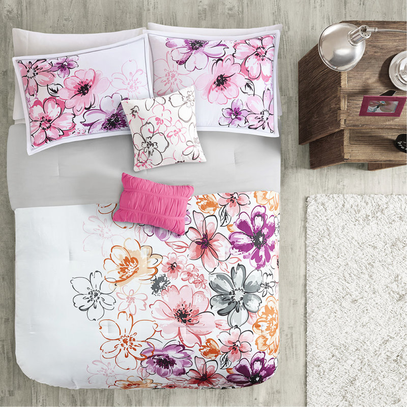   Édredon et oreillers asymétriques à motif floral, broderie