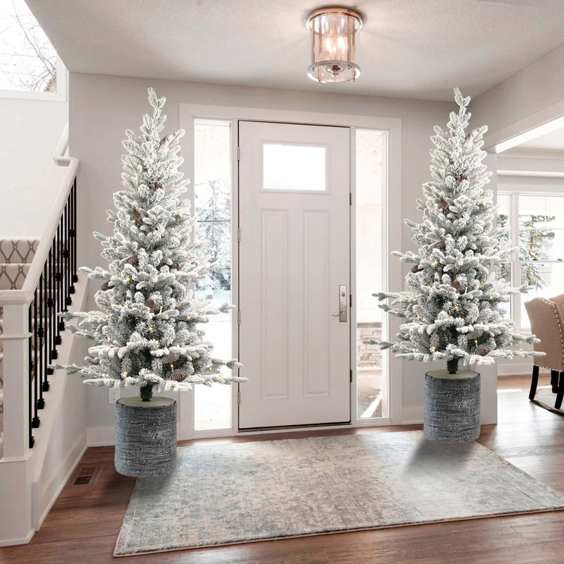 Arbre de Noël floqué avec lumières DEL blanc chaud, pommes de pin et base de pot