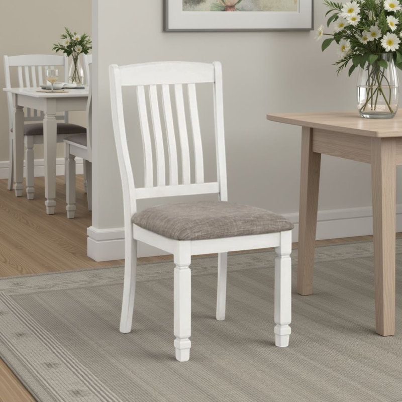 Ensemble de 2 chaises de salle à manger Dola, bois blanc rustique, tissu gris, dossier à lattes