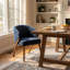 Chaise rembourrée avec pieds en bois-1955839387