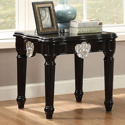Simple table noire dans le salon - et fin en bois de peuplier élégant pour les décorations