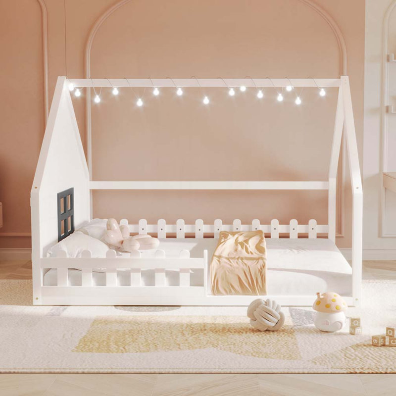Lit en bois avec fenêtre et clôture, Blanc