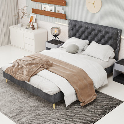Lit tapissier en velours, grand lit gris, avec une tête de lit majestueuse. Convient à un décor de chambre à coucher haut de gamme