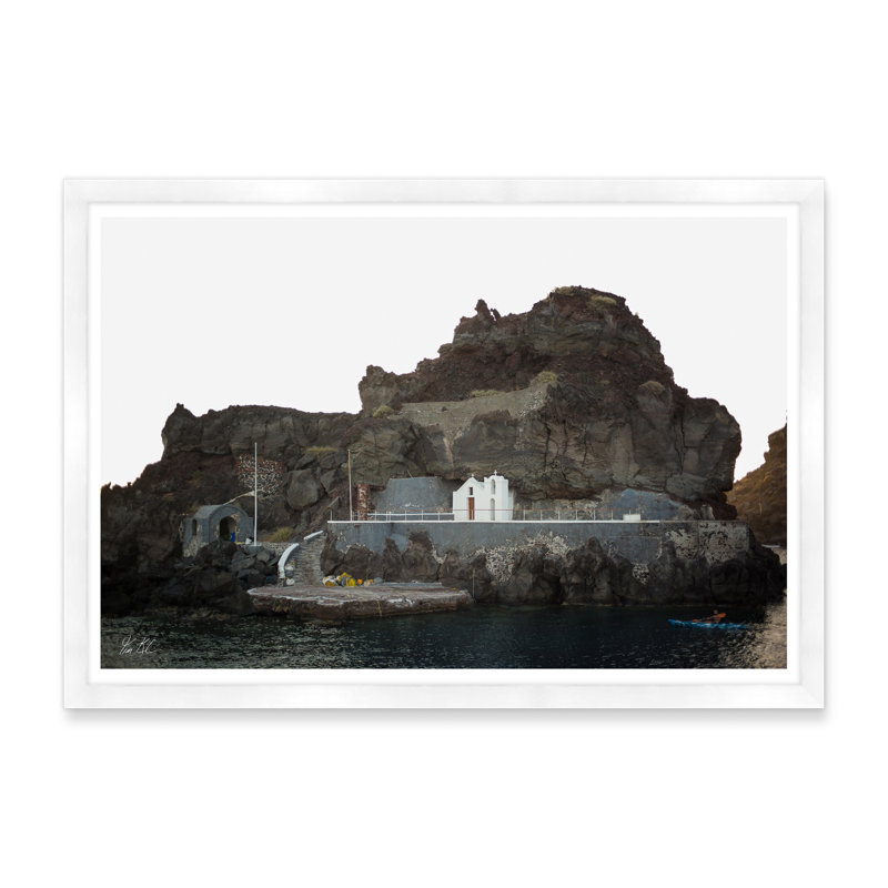 Cliffside Church par Tim Klein - reproduction de photo sur papier encadrée, Blanc, H 29 po x l 42 po x P 1,5 po