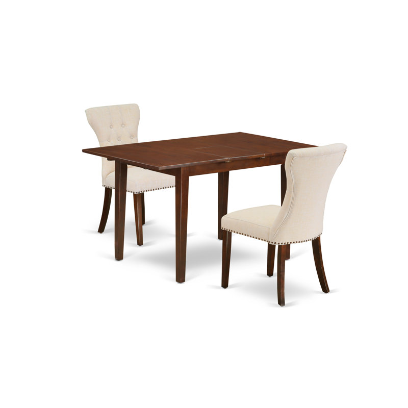 L'ensemble 3 pièces contient une table rectangulaire en bois avec feuille papillon et 2 chaises rembourrées en tissu de lin beige clair, acajou