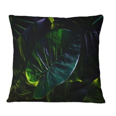 Coussin décoratif imprimé feuilles tropicales sur fond noir VI