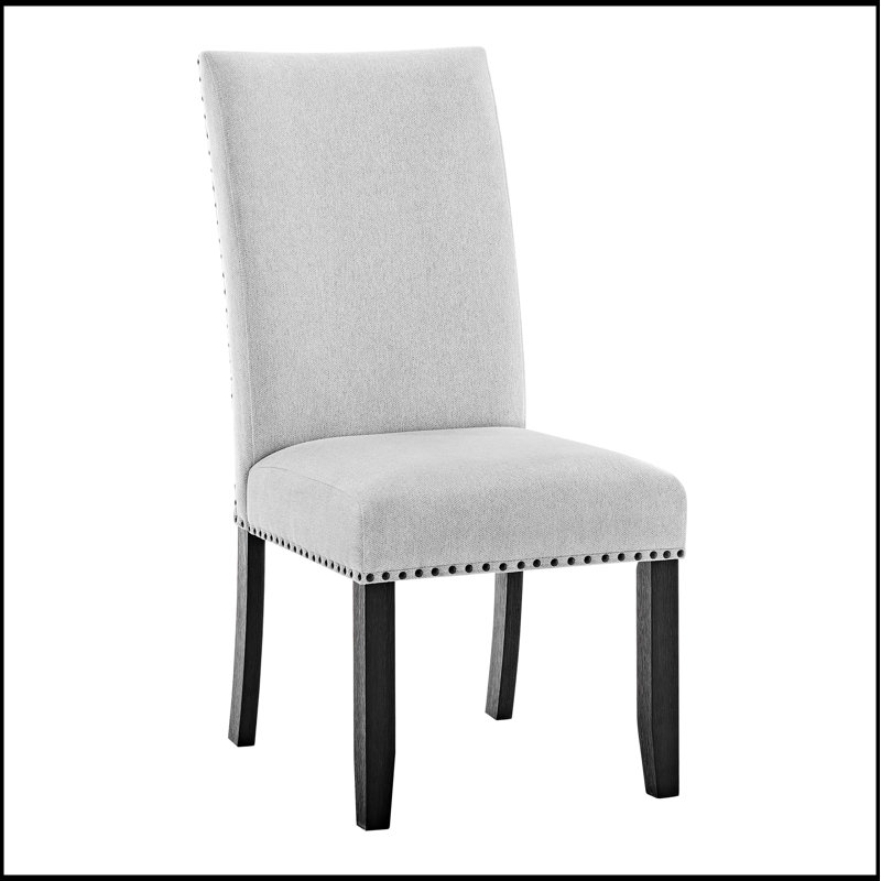 Chaises d'appoint modernes gris clair avec revêtement complet, garniture cloutée et structure en bois robuste pour un repas élégant