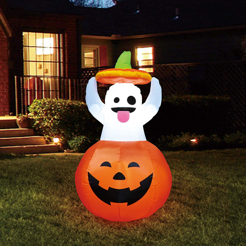 Décoration d’halloween dans une citrouille gonflable
