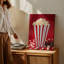 La toile crée une image en gros plan éclatante d'une boîte à popcorn rayée classique avec un popcorn blanc moelleux posé sur une toile-1274592088