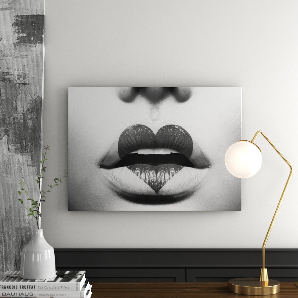 Leinwandbild „Lippen mit Herzform“, Fotodruck