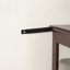 Vitrine lumineuse vitrée avec tablettes réglables, 2 portes et 1 tiroir pour une décoration intérieure élégante-986562623