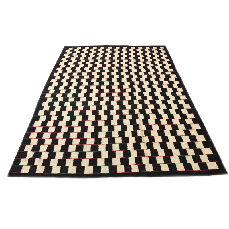 Tapis noir et blanc 5 pi 9 po x 7 pi 7 po