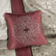 Chambre rouge - Très grand lit 7 pièces avec détails de broderie et d'édredon en tissu plateforme-122450255