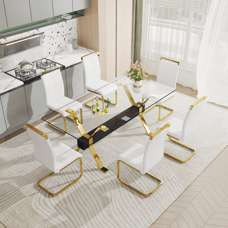 Table de salle à manger. Table de salle à manger moderne en verre trempé. Grand grand bureau moderne avec des pieds en métal plaqué or et des barres transversales en panneau de fibres à densité moyenne, convenant à la maison et au bureau. Cuisine