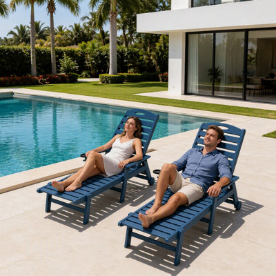 Ensemble de 2 chaises longues d'extérieur en polyéthylène haute densité durable, avec dossier réglable et porte-gobelet intégré, idéal pour se détendre au bord de la piscine.