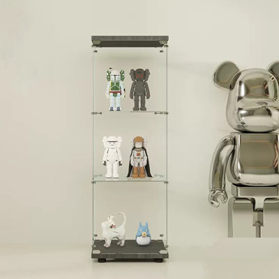 Vitrine à une porte avec trois tablettes, combinant des panneaux en verre renforcé et en grain de bois pour un rangement sécuritaire, élégant et spacieux