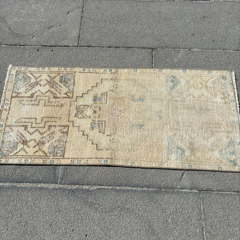 Vintage Turkish Oushak Wool Rug in Beige - Ideal Antique Floor Covering for Entry Areas