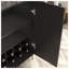 Bar à vin noir moderne avec détails dorés, buffet de rangement réglable et buffet à fermeture douce pour la salle à manger-301611676