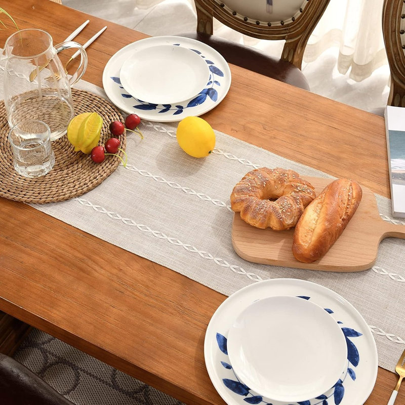 Chemin de table - café clair - lin rustique, style maison de campagne, brodé, automne, pompons à la main, décorations de fête / commode / salle à manger