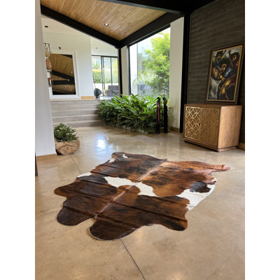 Tapis brun et blanc en cuir de vache Hagerorn