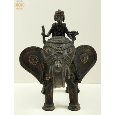 Figurine d'homme tribal assis sur un éléphant