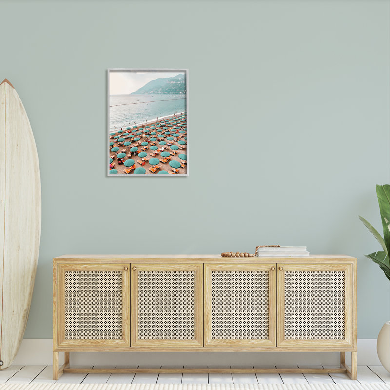 Beach Umbrellas Coastal Holiday par Krista Broadway - Photographie à cadre flottant sur bois, H 30 po x l 24 po x P 1,5 po
