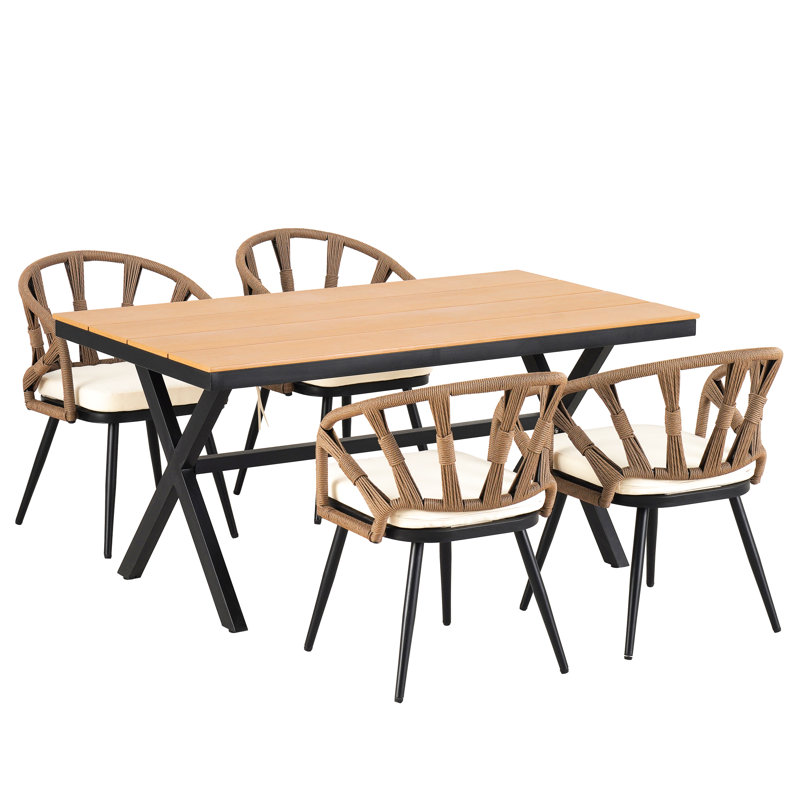 Fabriqué à l'extérieur de façon unique avec des chaises en PE et une table en bois, Brun