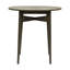 Table de bar d'extérieur en bois avec attrait rustique - plateau à lattes et structure de lattes de patio grises pour un salon contemporain