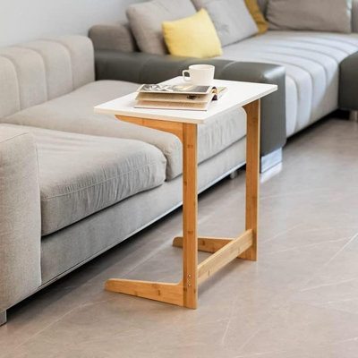 Table de télévision moderne avec plateaux pour manger et canapé