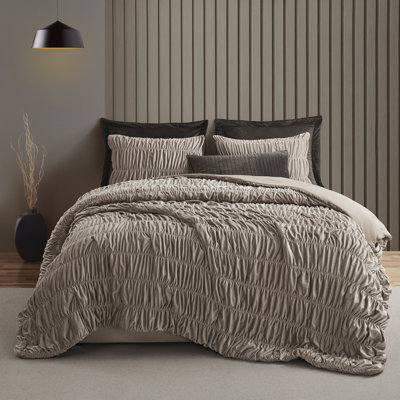 Wonderful Lightweighted 3-Piece Velvet Quilt Set Luxurious Double Elastic Embroidery