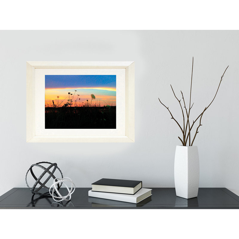 «Sky Meets Earth» par Michelle Daegan - reproduction de photo, H 18,5 po x l 22,5 po x P 1,25 po, Papier encadré blanc, Blanc