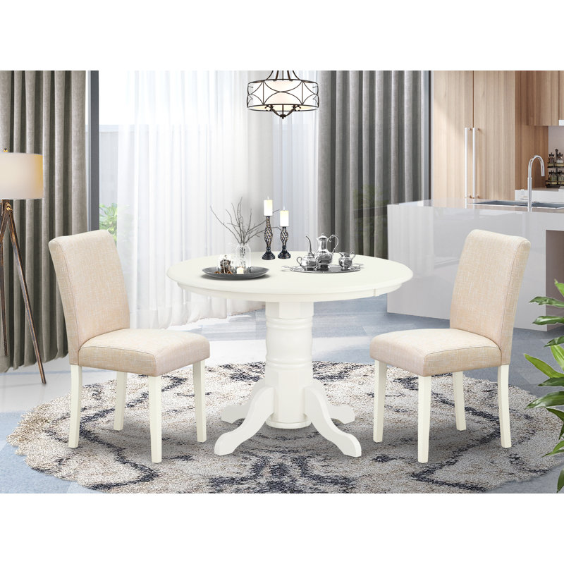 L'ensemble de table de salle à manger 3 pièces comprend une table de salle à manger ronde avec piédestal et 2 chaises de salle à manger Parsons en lin beige clair, lin blanc