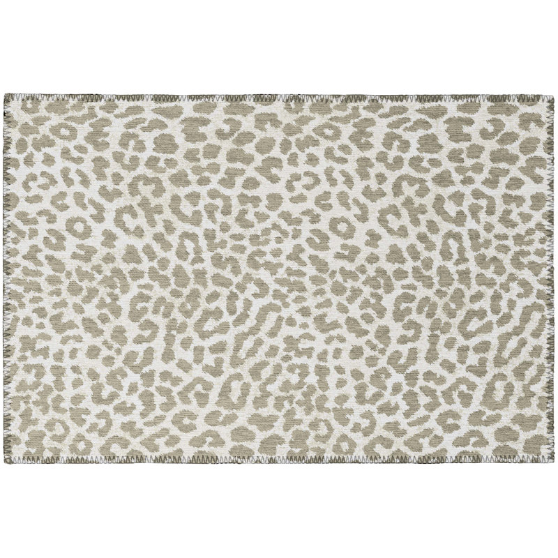 Tapis gris / blanc à imprimé animal, Rectangle 1 pi 8 po x 2 pi 6 po