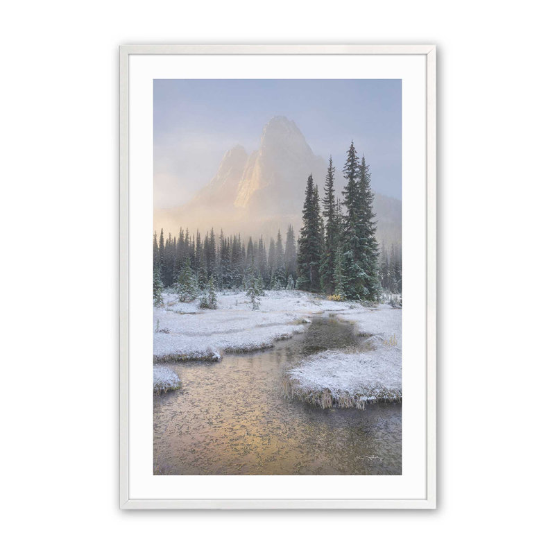 Imprimé roulé Winter's Calm Mountain, H 25 po x l 19 po x P 1,25 po, Cadre opaque blanc