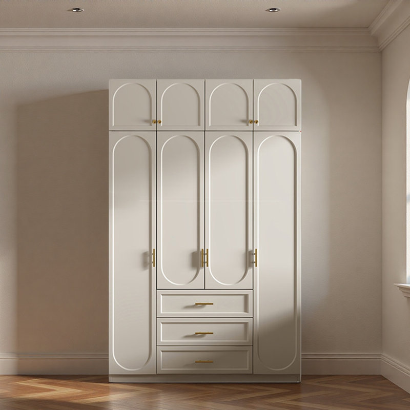 Garde-robe minimaliste moderne de couleur crème