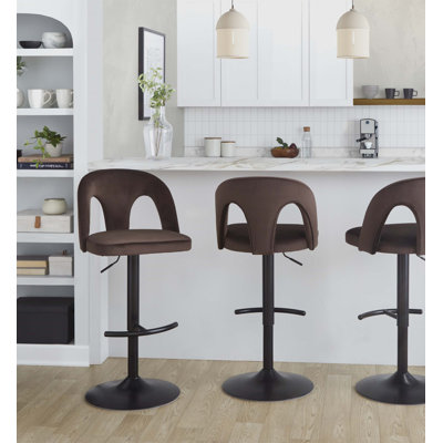 Tabouret de bar pivotant réglable avec revêtement en velours espresso, repose-pieds arrondi en T et base en métal réglable en hauteur pour un comptoir et un bar polyvalents.