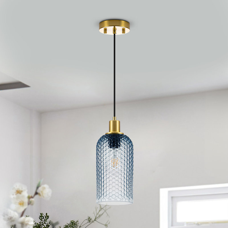 Suspension cylindrique Berngar à une lumière de 14 cm de diamètre avec abat-jour en verre texturé bleu alvéolé pour îlot de cuisine