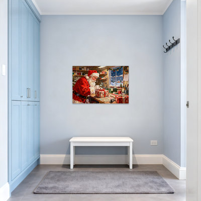 Père Noël emballant des cadeaux dans un atelier avec des décorations de Noël