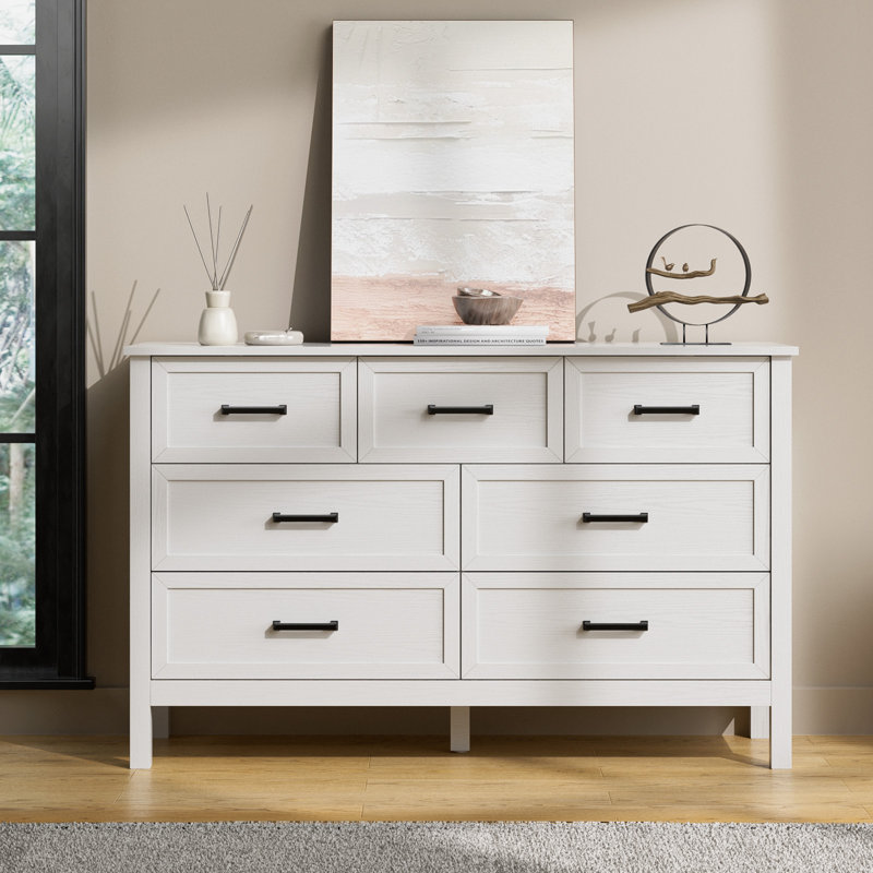 Commode à sept tiroirs
