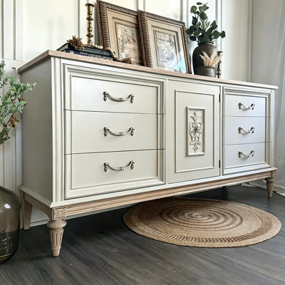 Buffet simple de style crème